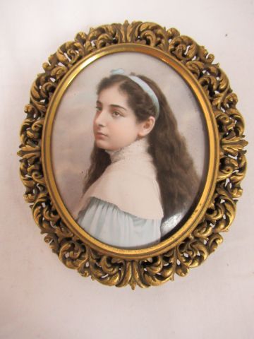 null MAISON MATHIEU-DEROCHE Portrait en buste d’une jeune fille.
1 portrait photographique...