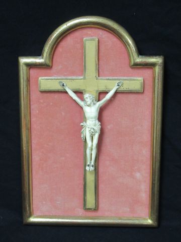 null Crucifix en ivoirine, cadre en bois doré. 31x 20 cm