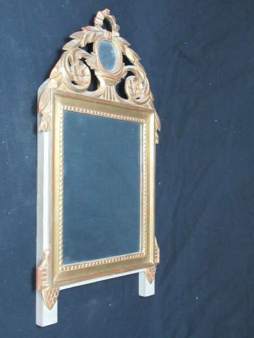 null Miroir à fronton en bois doré et laqué. Style Louis XVI, fin XIXe. 64 x 34 cm...