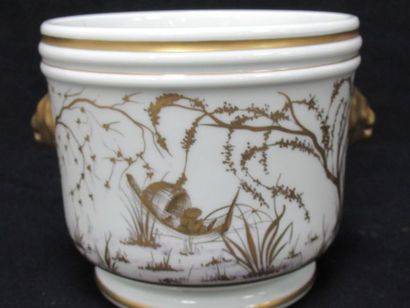 null Rafraîchissoir en porcelaine blanche, à décor chinoisant en or. XIXe siècle....