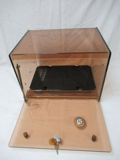 null GERARD Plexiglass cigar cabinet. 35 x 45 x 36 cm With its key.