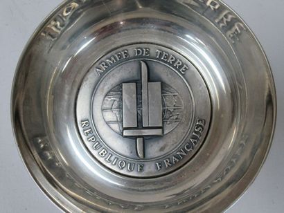 null Silver plated metal bowl, decorated with an "Army" medal. MO : Pichard. 11 ...