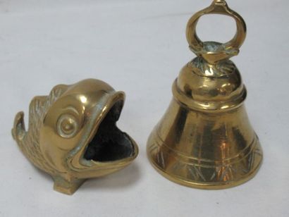 null Bronze set, consisting of a fish-shaped ashtray and a bell. 8-12 cm