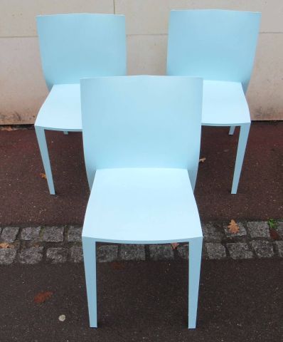 null STARK Suite de 3 chaises en résine bleue. Modèle Slick-Slick. Réédition.