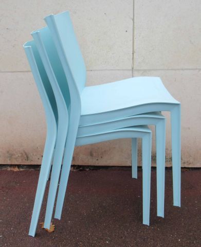 null STARK Suite de 3 chaises en résine bleue. Modèle Slick-Slick. Réédition.