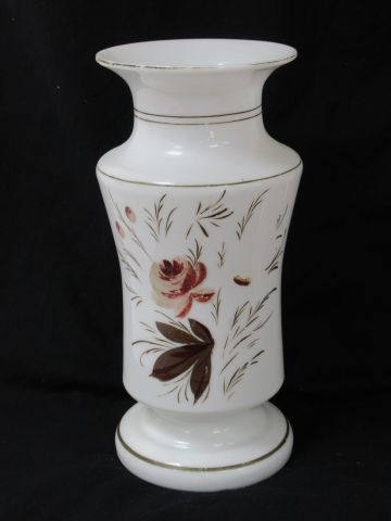 null Vase en opaline blanche à décor d'un bouquet de fleurs. 31 cm (usure)