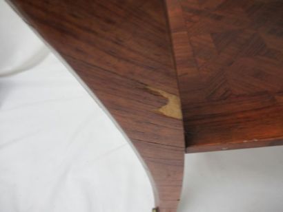 null Table d'appoint en bois marqueté, ouvrant à une tablette formant écritoire et...