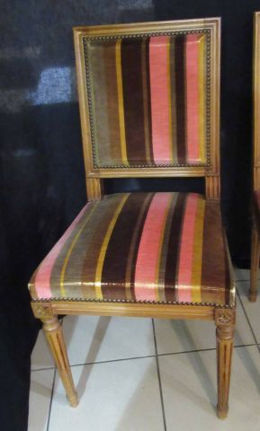 null Paire de chaises en bois naturel sulpté. Style Louis XVI. Garnies de velours...