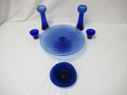 null Blue glass set, comprising a dish on a pedestal, a pair of vases, two cups,...