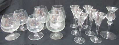 null Lot en verre ret cristal, comprenant 6 verres à cognac (2 tailles) et 6 verres...