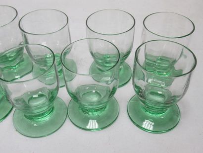 null Ensemble de 10 verres à digestif en cristallin vert. 6 cm