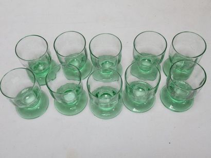 null Ensemble de 10 verres à digestif en cristallin vert. 6 cm