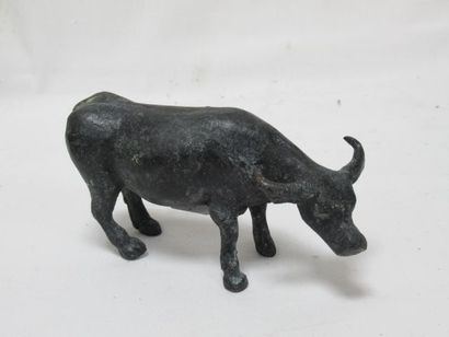null Sculpture in ruler with brown patina, showing a bull. Length: 10 cm