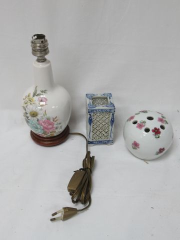 null Lot en porcelaine (dont Limoges), comprenant un pique-fleurs, un pied de lampe,...