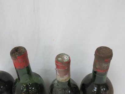 null Lot de 4 bouteilles de vin rouge : 2 de Haut Médoc Chevalier d'Ars 1962 et 1970...