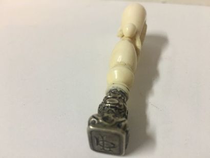 null Seal in carved ivory and silver XIXth L 9.5 cm