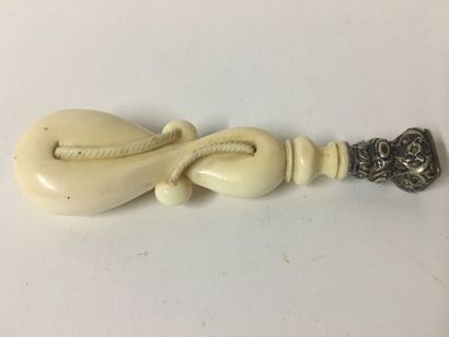 null Seal in carved ivory and silver XIXth L 9.5 cm