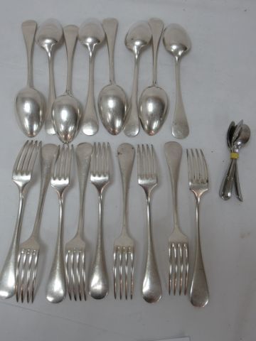 null Partie de ménagère en métal argenté, comprenant 7 cuillères, 9 fourchettes....
