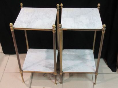 null Paire de tables d'appoint en laiton et marbre. 65 x 23 cm