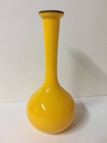 null Jolie vase soliflore en opaline jaune H 25.5 cm D 11 cm