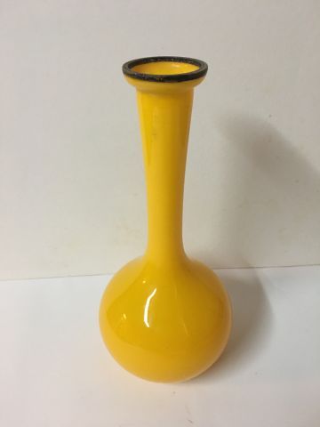 null Jolie vase soliflore en opaline jaune H 25.5 cm D 11 cm