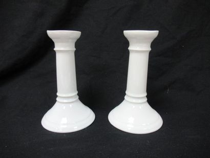 null LIMOGES Paire de bougeoirs en porcelaine blanche. 16 cm