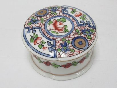 null LIMOGES Petite bonbonnière en porcelaine polychrome. Diam.: 9 cm