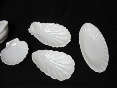 null Lot in white porcelain, including a gravy boat, 2 small dishes, a dish, a saucer....