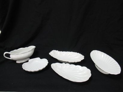 null Lot in white porcelain, including a gravy boat, 2 small dishes, a dish, a saucer....