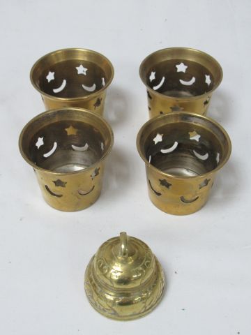 null Lot comprenant 4 photophores en laiton et une cloche en bronze (manque). 5 ...