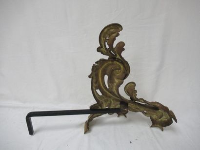 null Paire de chenets en bronze doré. Haut.: 41 cm Modèle Rocaille. Prof.: 37 cm...