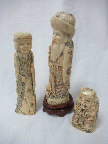 null JAPON Lot de 3 okimonos en os, figurant des personnages, dont 2 formant paire....