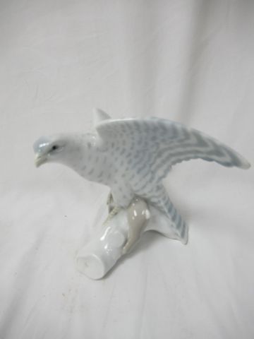 null ALLEMAGNE Sculpture en porcelaine, figurant un oiseau. Haut.: 14 cm Porte une...