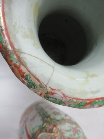 null CHINE (Canton) Paire de vase en porcelaine polychrome, à décor de scènes de...
