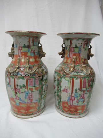 null CHINE (Canton) Paire de vase en porcelaine polychrome, à décor de scènes de...
