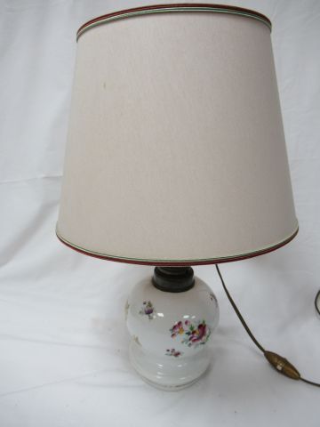 null Lampe à pétrole en porcelaine blanche, à décor de fleurs, monté à l'éléctricité....