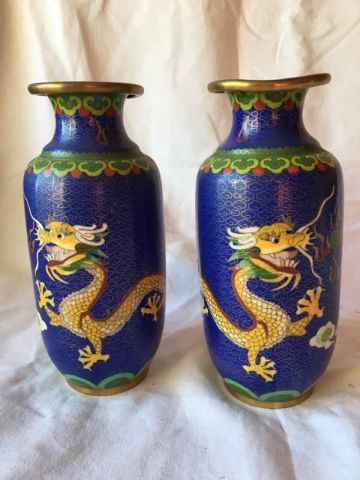 null CHINA Pair of cloisonné bronze vases, decorated with dragons. 20,5 cm (slight...