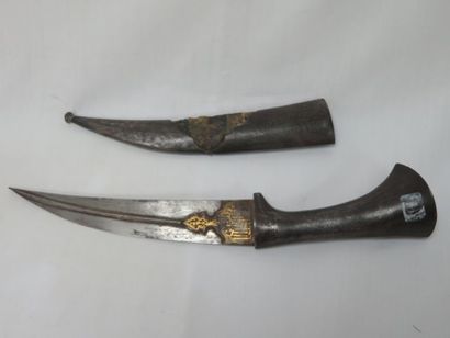 null INDIA Steel dagger inlaid with silver. Profiled blade with gold inlaid decoration....
