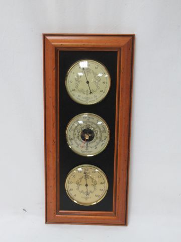 null Barometer in wood and brass. 42 x 18 cm