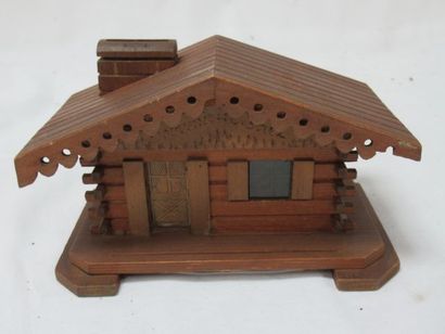 null Wooden money box, chalet shape. 9 x 17 cm