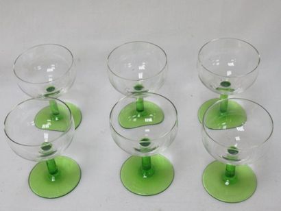 null Suite de 6 verres à digestifs en cristallin, piètements verts. Haut.: 8 cm