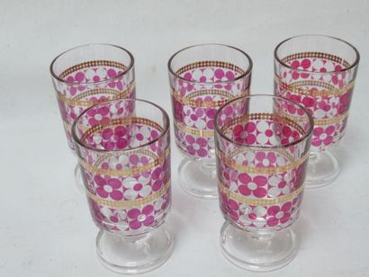 null Suite of 5 digestive glasses with gold highlights. Circa 1970. 7 cm