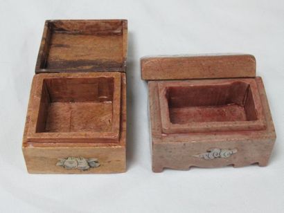null CHINE Lot de deux boîtes en pierre dure, ornées de nacre. 4 cm