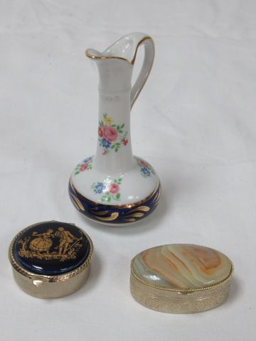 null Set including 2 gilded metal pill boxes, decorated with onyx and porcelain....