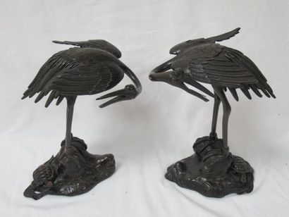 null JAPAN Pair of bronze with brown patina, representing waders. Height: 21 cm