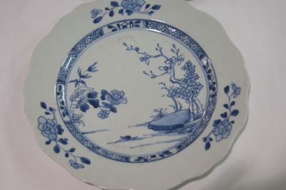 null CHINE Paire d'assiettes en porcelaine bleutée à décor de paysage. XIXe siècle....