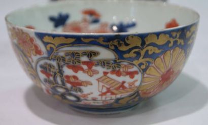 null JAPON Paire de bol en porcelaine Imari. XIXe siècle. Diam.: 14 cm (un éclat...