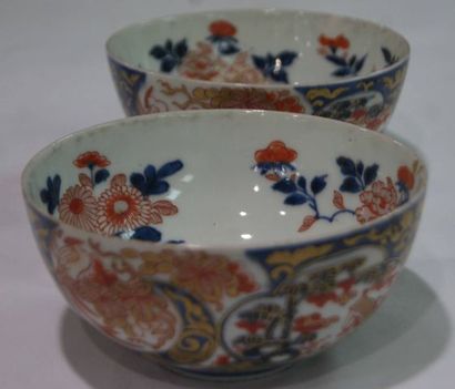 null JAPAN Pair of Imari porcelain bowl. 19th century. Diameter: 14 cm (one chip...