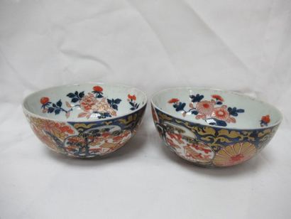 null JAPON Paire de bol en porcelaine Imari. XIXe siècle. Diam.: 14 cm (un éclat...