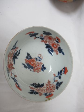 null JAPAN Pair of Imari porcelain bowl. 19th century. Diameter: 14 cm (one chip...